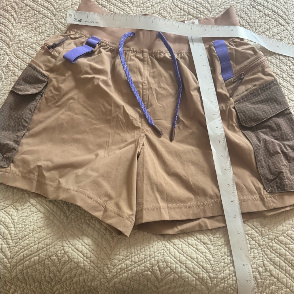 Lululemon Multi-Pocket Cargo High-Rise Hiking Short - Picture 2 of 3